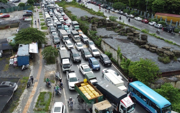 Mưa lớn gây ngập úng nghiêm trọng, giao thông Hà Nội tê liệt