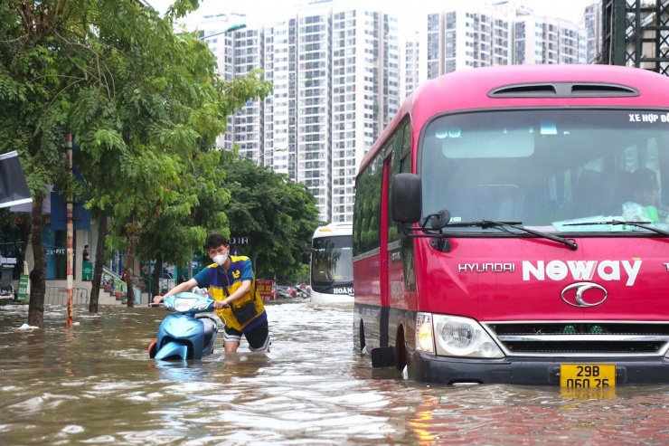 KĐT An Khánh ngập sâu trong biển nước: Cuộc sống người dân đảo lộn, phương tiện chết máy hàng loạt