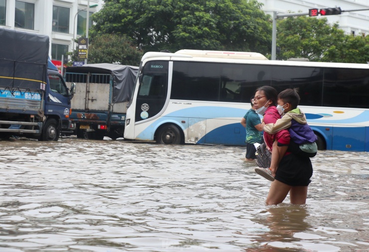 KĐT An Khánh ngập sâu trong biển nước: Cuộc sống người dân đảo lộn, phương tiện chết máy hàng loạt