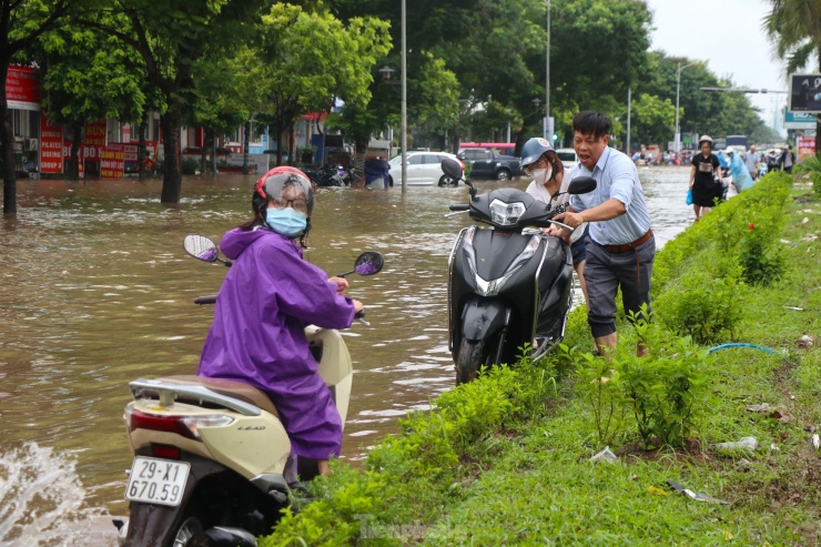 KĐT An Khánh ngập sâu trong biển nước: Cuộc sống người dân đảo lộn, phương tiện chết máy hàng loạt