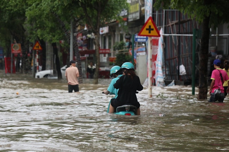 KĐT An Khánh ngập sâu trong biển nước: Cuộc sống người dân đảo lộn, phương tiện chết máy hàng loạt