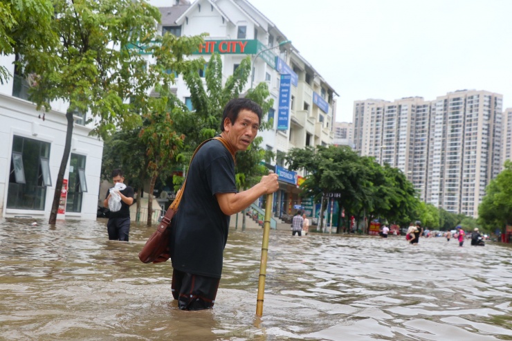 KĐT An Khánh ngập sâu trong biển nước: Cuộc sống người dân đảo lộn, phương tiện chết máy hàng loạt