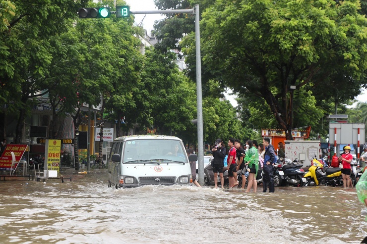 Ngập úng nghiêm trọng ở Khu đô thị An Khánh khiến cuộc sống xáo trộn