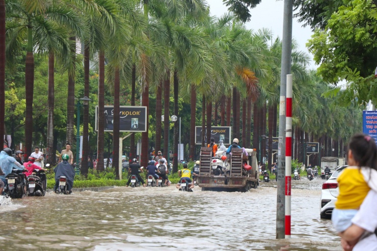 KĐT An Khánh ngập sâu trong biển nước: Cuộc sống người dân đảo lộn, phương tiện chết máy hàng loạt