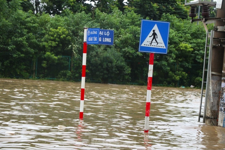 Ngập úng nghiêm trọng ở Khu đô thị An Khánh khiến cuộc sống xáo trộn