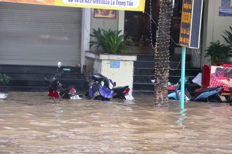 KĐT An Khánh ngập sâu trong biển nước: Cuộc sống người dân đảo lộn, phương tiện chết máy hàng loạt