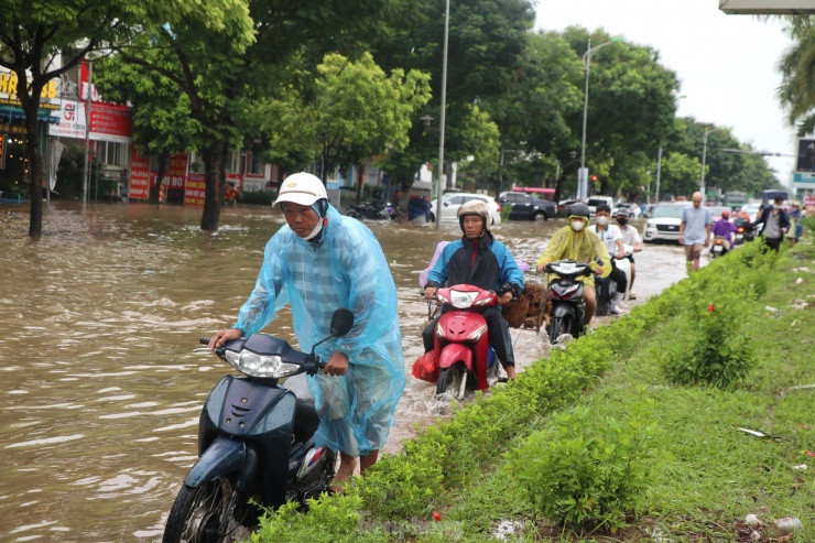 KĐT An Khánh ngập sâu trong biển nước: Cuộc sống người dân đảo lộn, phương tiện chết máy hàng loạt