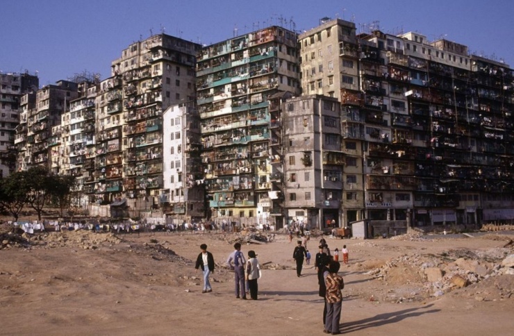 Cái tên Cửu Long thành trại (Kowloon Walled City) xuất hiện trong nhiều phim Hong Kong. Truyền hình TVB từng có phim 'Anh hùng thành trại', điện ảnh có các phim 'Cửu Long thành trại: Vây thành' (đang chiếu rạp tại Việt Nam), 'Trùm Hương Cảng'... Mặc dù đây là địa danh có thật, các bối cảnh Cửu Long thành trại trên màn ảnh đều là sản phẩm phục dựng trong phim trường, bởi khu vực này đã bị xóa số từ lâu. Ảnh: HK01