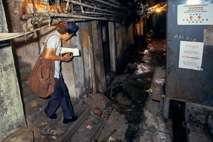 Trong nhiều thập kỷ, nơi đây được mệnh danh là khu vực 'ba không quản': chính phủ Hong Kong không dám quản, chính phủ Anh không muốn quản, chính phủ Trung Quốc muốn nhưng không thể quản.