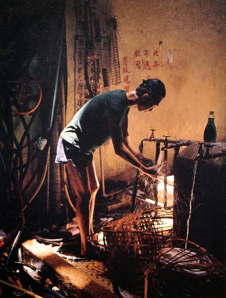 Trái với sự phát triển ngày càng rực rỡ của Hong Kong, Cửu Long thành trại như khu vực bị bỏ quên, đường sá xuống cấp, nhà cửa xập xệ, môi trường ô nhiễm. Ảnh: HK01