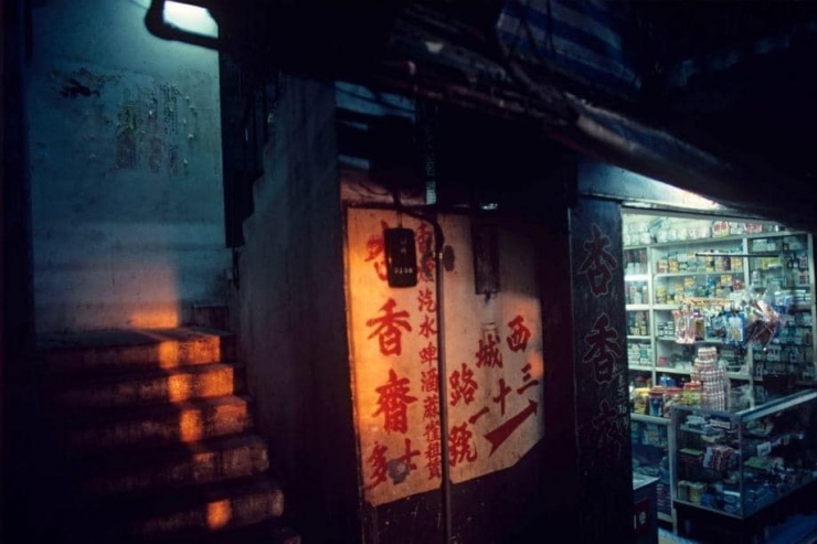 Rạp hát sáng đèn mỗi ngày chỉ để trình diễn múa thoát y. Từ 5h chiều đến nửa đêm, mỗi tiếng một suất diễn. Xem xong, khán giả thường được gợi ý chi thêm tiền chơi cờ bạc, hút thuốc phiện, ăn thịt chó. Ảnh: HK01