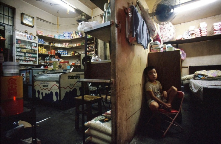 Một căn hộ được ngăn đôi, phía trước làm cửa hàng tạp hóa, đằng sau là nơi sinh hoạt của gia đình. Ảnh: HK01