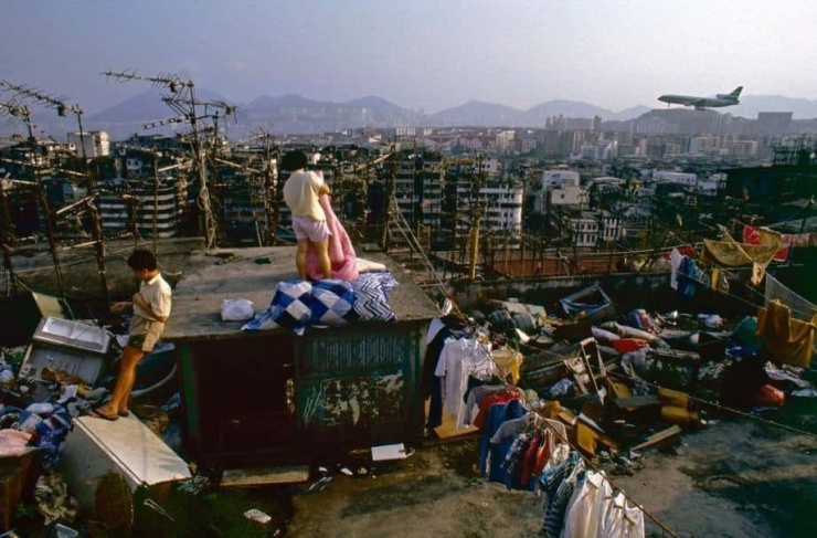 Cửu Long thành trại là nơi cư ngụ của tầng lớp lao động nghèo. Dân tị nạn từ Trung Quốc hay những người phá sản, tội phạm bỏ trốn cũng chọn nơi này làm điểm trú thân.