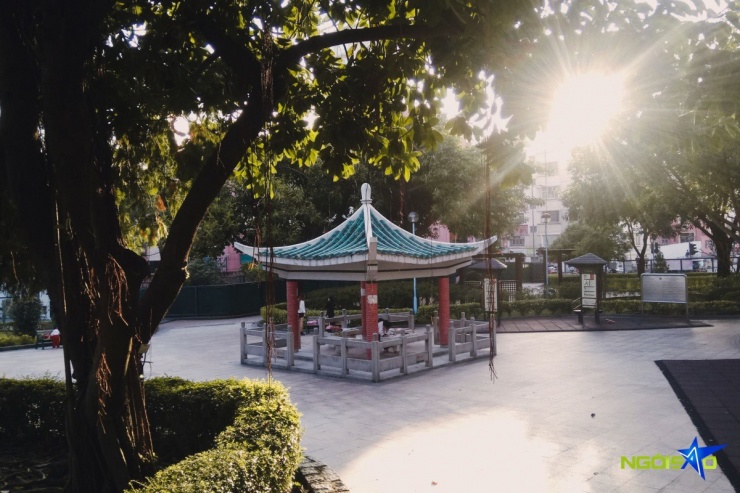 Năm 1993, Cửu Long thành trại bắt đầu bị dỡ bỏ. Một năm sau, khu đất này được cải tạo, xây thành công viên Cửu Long thành trại và mở cửa đón khách từ năm 1995. Ảnh: Phong Kiều