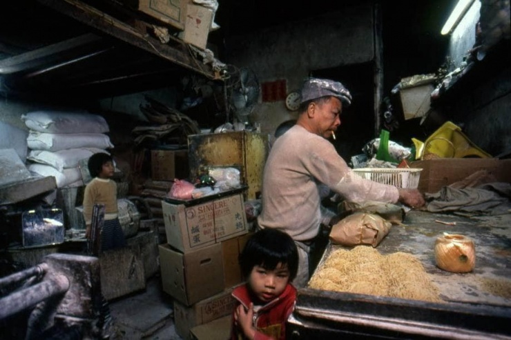 Trong những căn nhà lụp xụp và ẩm thấp, người ta mở các cơ sở chế biến, quán ăn bình dân. Ảnh: HK01