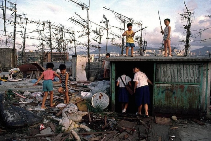 Đám trẻ vui chơi trên sân thượng ngập rác.