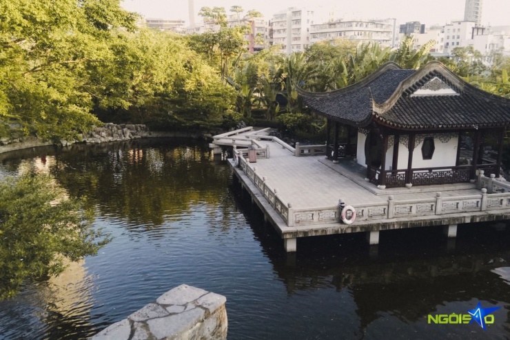 Công viên Cửu Long thành trại trong lành, yên tĩnh, kiến trúc giống như phim trường cổ trang, chẳng hề còn chút dấu tích nào của 'thành phố tội ác' năm xưa. Ảnh: Phong Kiều