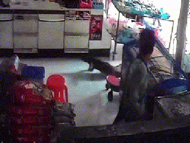 Thằn lằn khổng lồ gây náo loạn tại một cửa hàng ở Thái Lan