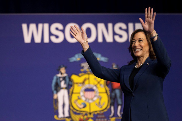 Bà Kamala Harris vẫy chào đám đông tại sự kiện vận động tranh cử ở Trường trung học West Allis Central ở vùng ngoại ô TP Milwaukee thuộc tiểu bang chiến trường Wisconsin hôm 23-7 - Ảnh: REUTERS