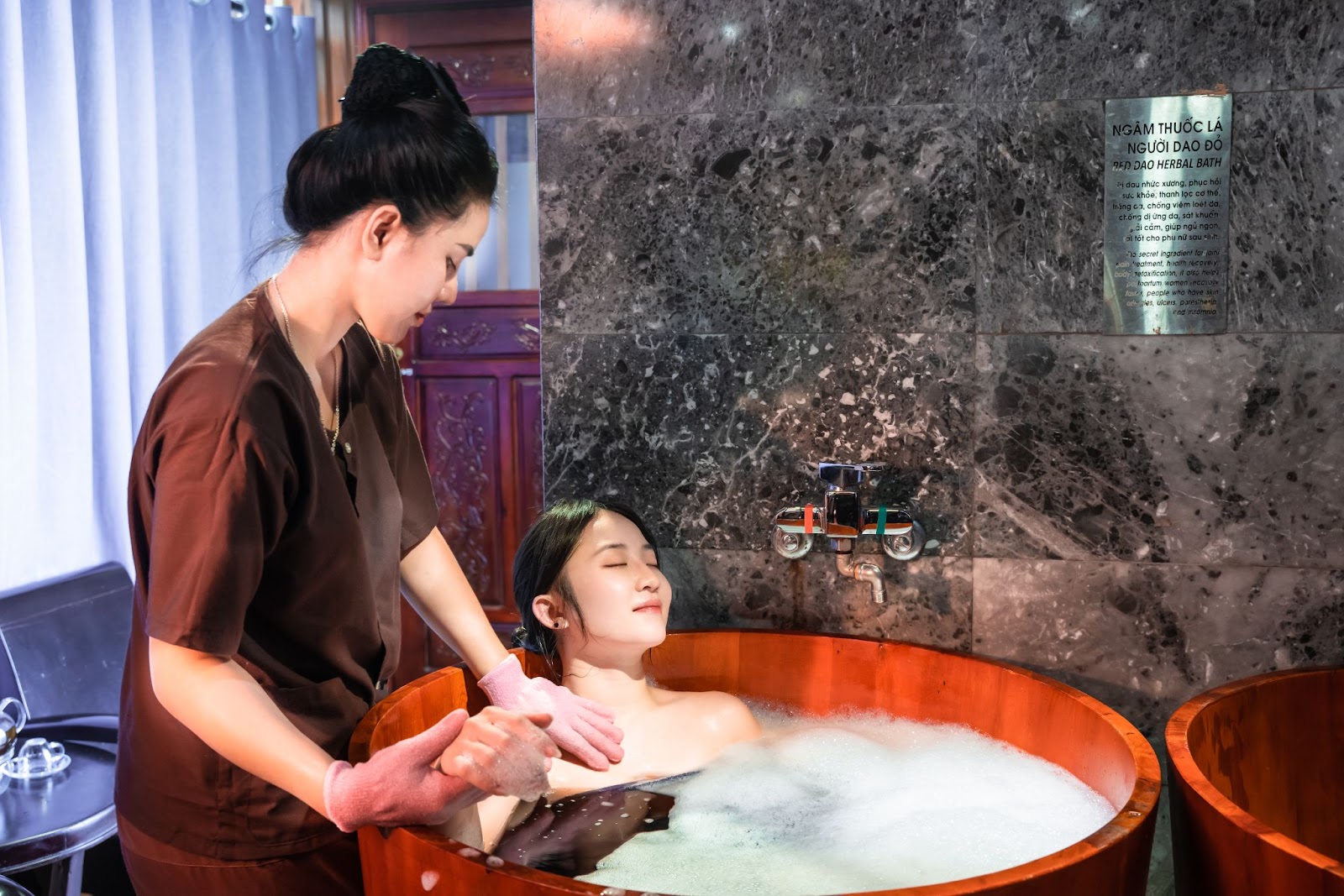 Liệu pháp tắm lá thuốc người Dao Đỏ độc quyền tại Cham