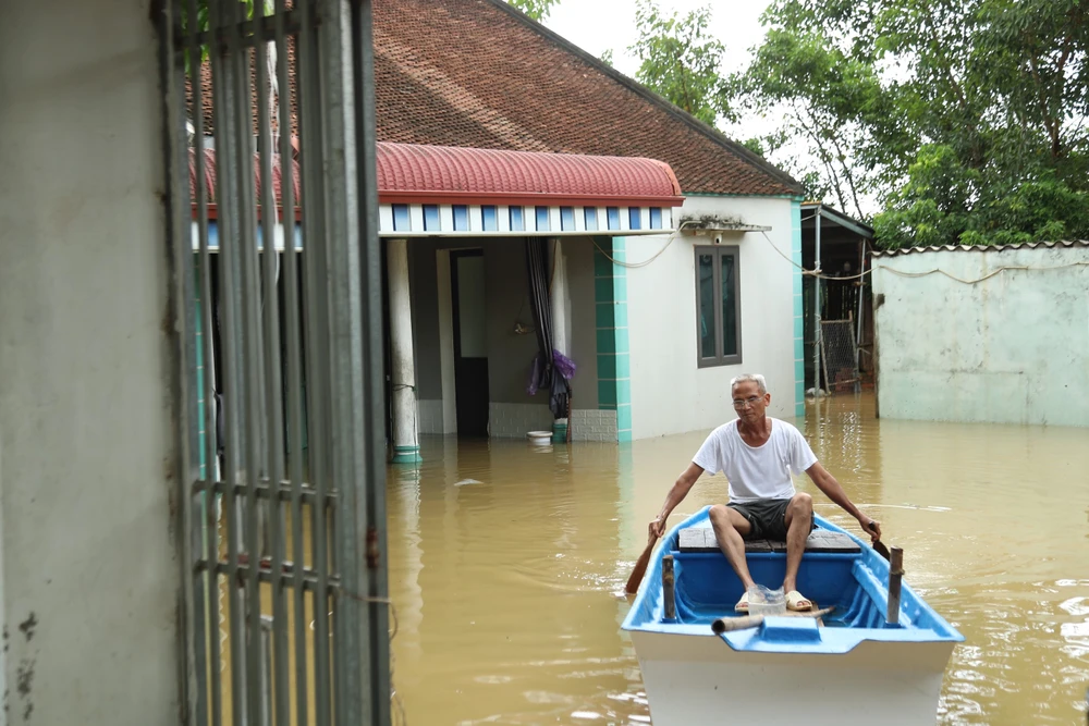 Lũ tràn đê sông Bùi: Nhà cửa ngập sâu, dân Chương Mỹ chạy lũ trong đêm