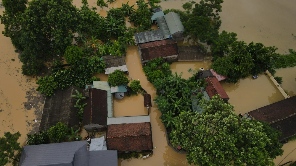 Lũ tràn đê sông Bùi: Nhà cửa ngập sâu, dân Chương Mỹ chạy lũ trong đêm