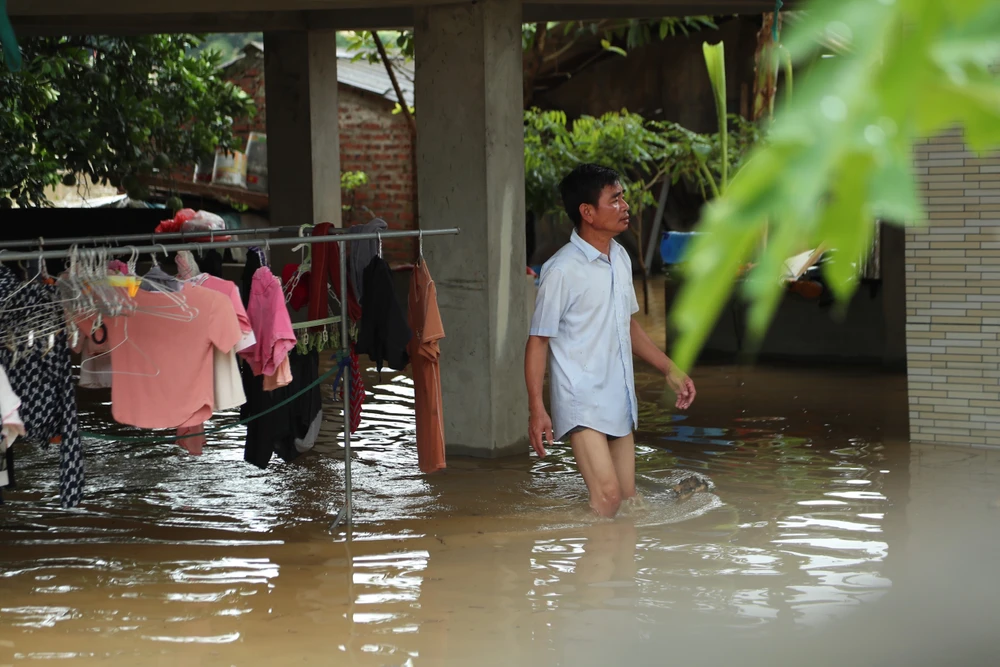 Lũ tràn đê sông Bùi: Nhà cửa ngập sâu, dân Chương Mỹ chạy lũ trong đêm