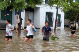 Tin tức trong ngày - 'Ốc đảo triệu đô' ngập sâu, người dân vật vã lội nước đi làm