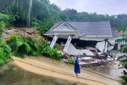 Tin tức trong ngày - “Biệt thự” khang trang mới xây bất ngờ đổ sập, 7 người kịp chạy thoát ra ngoài