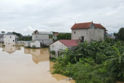 Hà Nội: Mưa lũ tràn đê, nhà cửa bị ngập, người dân chạy lũ