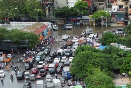 Mưa lớn gây ngập úng nghiêm trọng, giao thông Hà Nội tê liệt