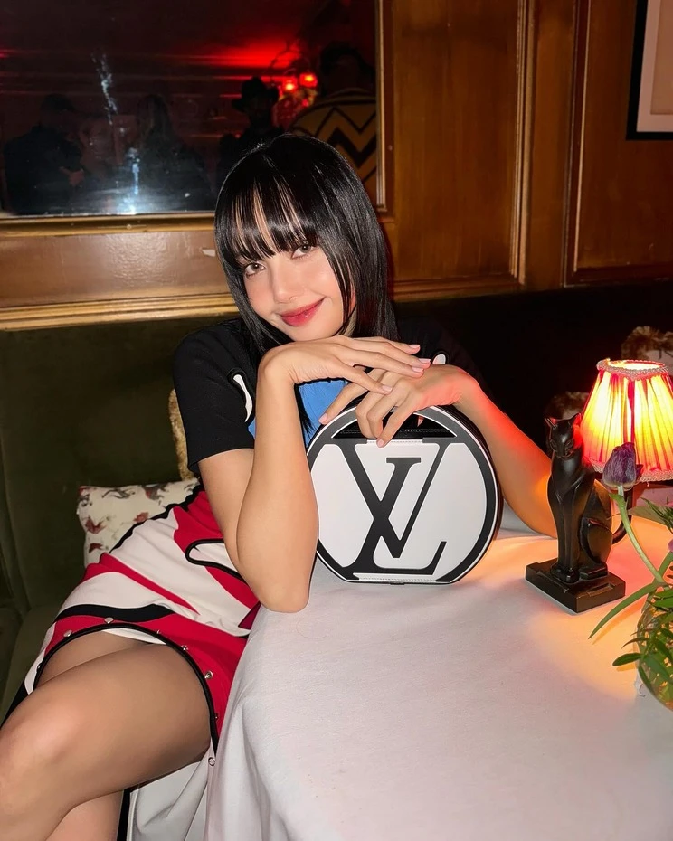 Đầu tháng 3 năm nay, Lisa BLACKPINK trở thành tâm điểm khi xuất hiện tại show diễn của thương hiệu Louis Vuitton, thuộc khuôn khổ Paris Fashion Week. Đây được cho là ẩn ý đầu tiên về màn hợp tác giữa Lisa BLACKPINK và Louis Vuitton. Kể từ đó, người hâm mộ thấy nữ idol người Thái Lan diện các thiết kế của nhà mốt Pháp thường xuyên hơn.