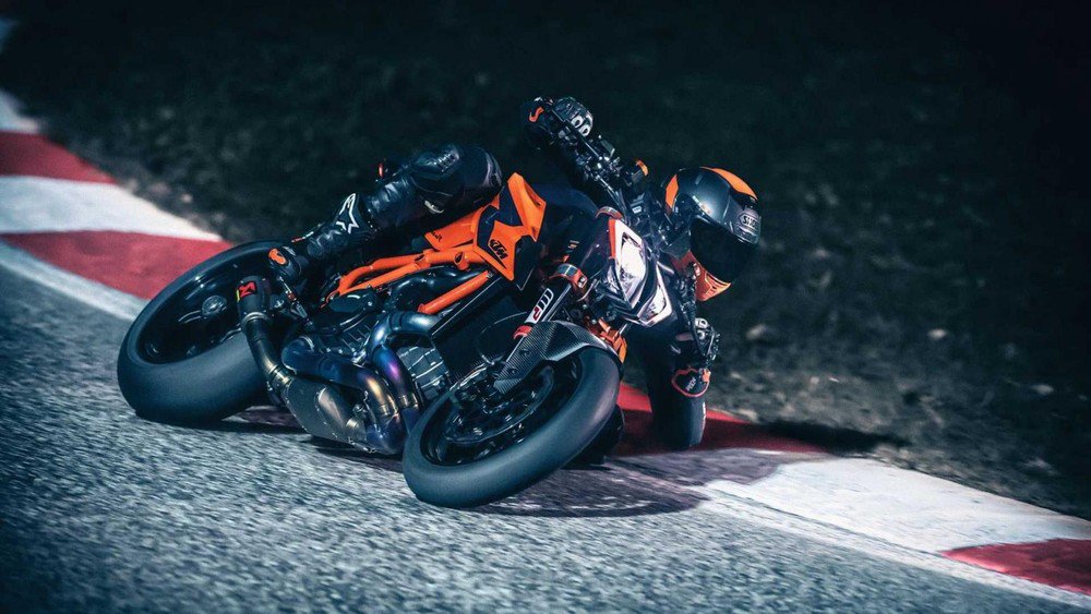 KTM 1290 Super Duke R vs Ducati Streetfighter V4: Naked bike tiền tỷ nên chọn xe nào? - 6