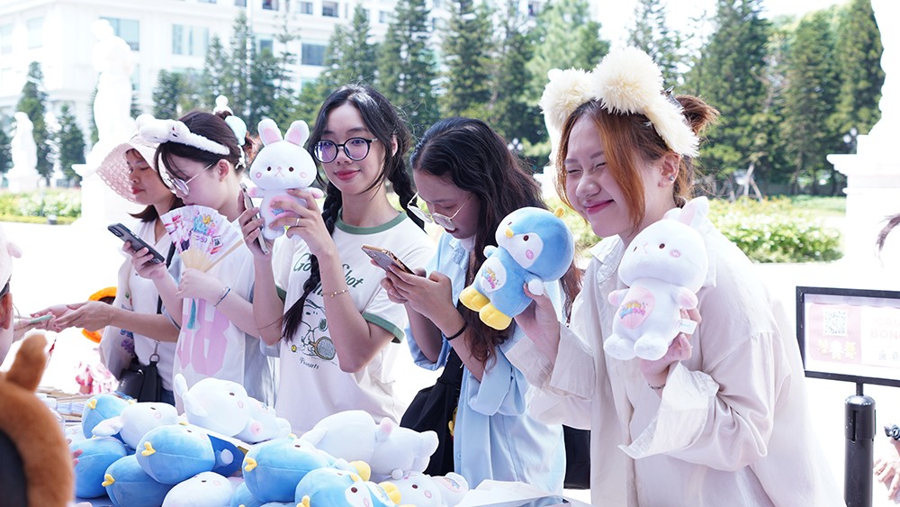 Khu vực gian hàng Vũ Trụ Audition nổi bật với nhiều hoạt động thú vị. Gấu bông, quạt xếp…. là điểm nhấn thu hút các bạn trẻ, cosplayer tới gian hàng