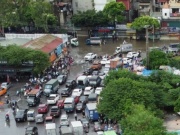 Tin tức trong ngày - Phong tỏa nhiều tuyến phố Hà Nội do ngập nước kéo dài