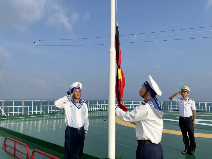 Đảo Trường Sa, Nhà giàn DK1, Hải quân và Kiểm ngư treo cờ rủ tưởng nhớ Tổng Bí thư Nguyễn Phú Trọng