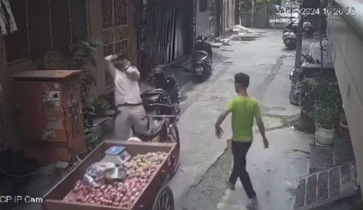 Người bán rau bị hai gã đàn ông khống chế, cướp giữa ban ngày