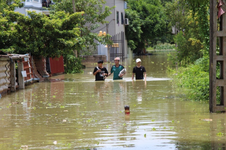 Mua lũ gây ngập 47 thôn xóm huyện Chương Mỹ, người dân di tản khỏi vùng nguy hiểm