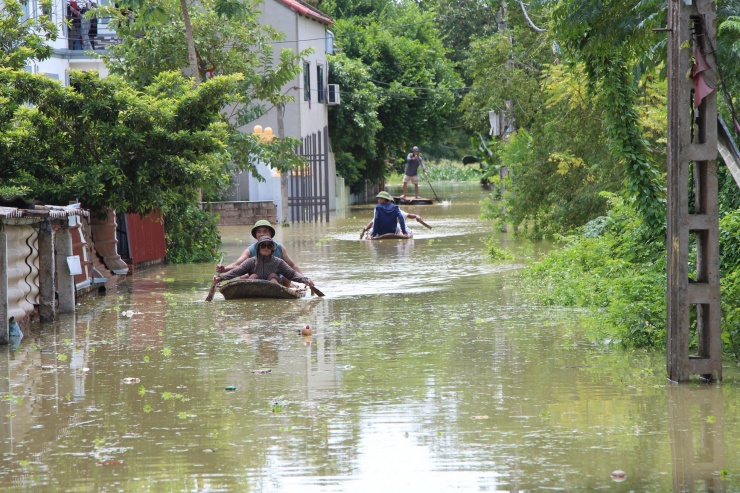 Mua lũ gây ngập 47 thôn xóm huyện Chương Mỹ, người dân di tản khỏi vùng nguy hiểm