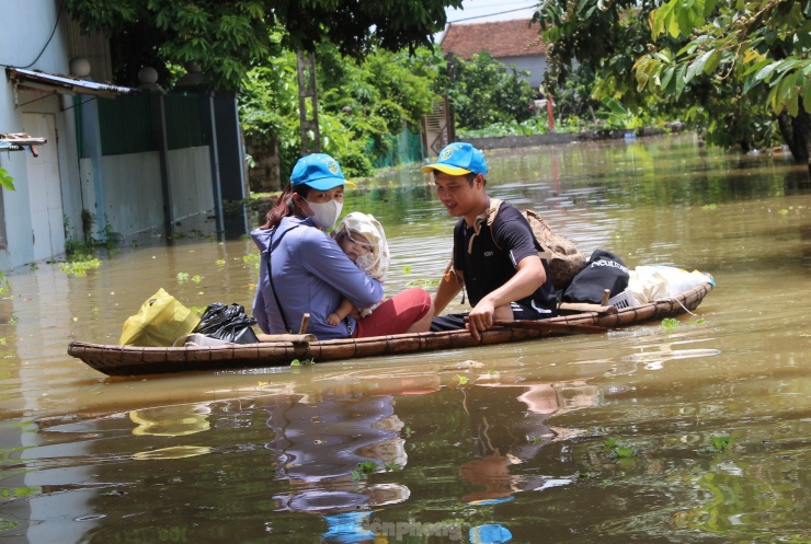 Mua lũ gây ngập 47 thôn xóm huyện Chương Mỹ, người dân di tản khỏi vùng nguy hiểm