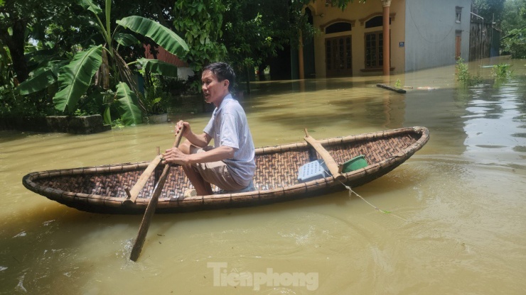 Mưa lũ tàn phá huyện Chương Mỹ, hàng chục thôn xóm chìm trong biển nước