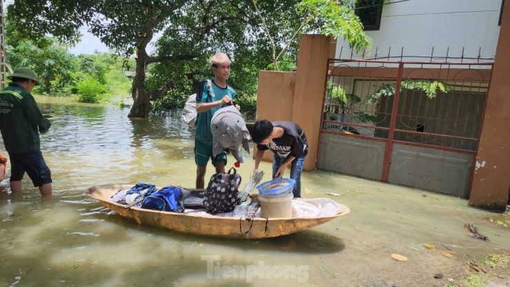 Mua lũ gây ngập 47 thôn xóm huyện Chương Mỹ, người dân di tản khỏi vùng nguy hiểm