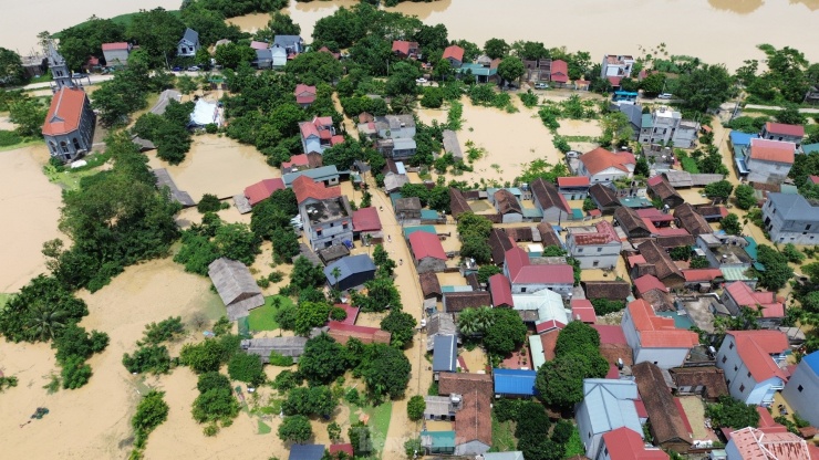 Mua lũ gây ngập 47 thôn xóm huyện Chương Mỹ, người dân di tản khỏi vùng nguy hiểm