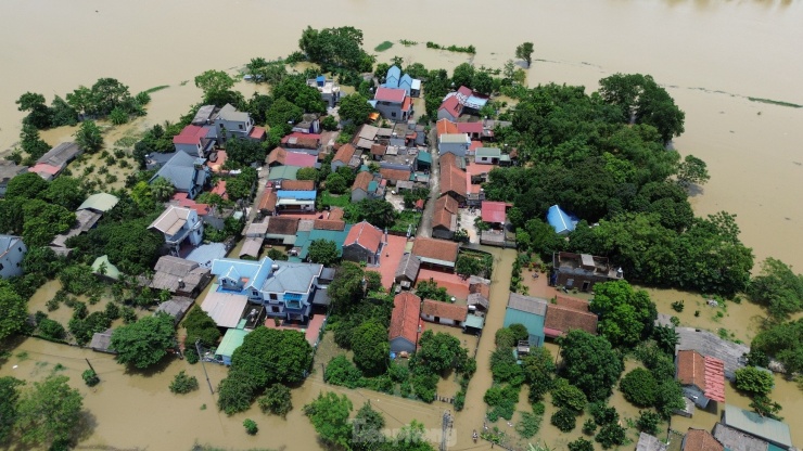 Mưa lũ tàn phá huyện Chương Mỹ, hàng chục thôn xóm chìm trong biển nước