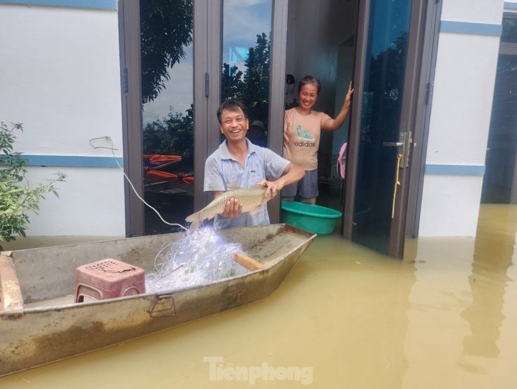 Mưa lũ tàn phá huyện Chương Mỹ, hàng chục thôn xóm chìm trong biển nước