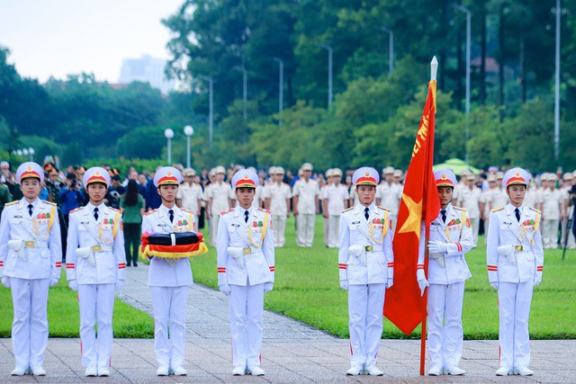 Quốc tang Tổng Bí thư Nguyễn Phú Trọng: Nghi lễ treo cờ rủ Quốc tang diễn ra trang nghiêm tại Quảng trường Ba Đình