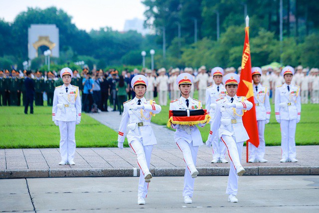 Quốc tang Tổng Bí thư Nguyễn Phú Trọng: Nghi lễ treo cờ rủ Quốc tang diễn ra trang nghiêm tại Quảng trường Ba Đình