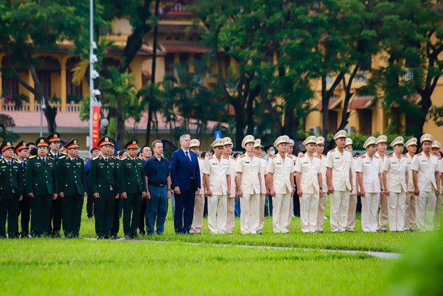 Quốc tang Tổng Bí thư Nguyễn Phú Trọng: Nghi lễ treo cờ rủ Quốc tang diễn ra trang nghiêm tại Quảng trường Ba Đình