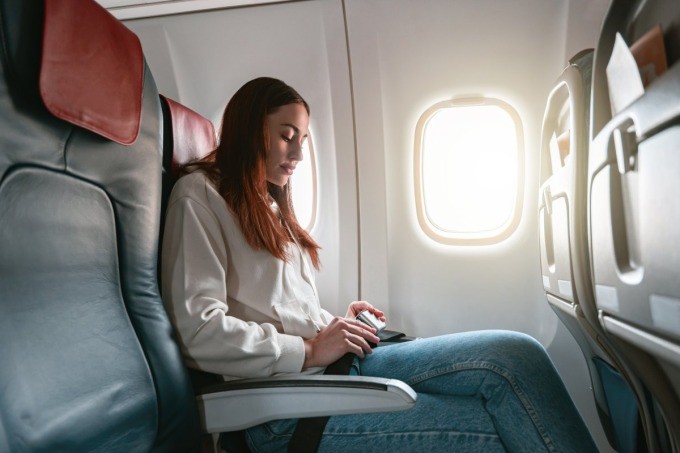 Ngồi gần cửa sổ, thắt dây an toàn trong suốt chuyến bay giúp hạn chế rủi ro khi máy bay gặp sự cố.