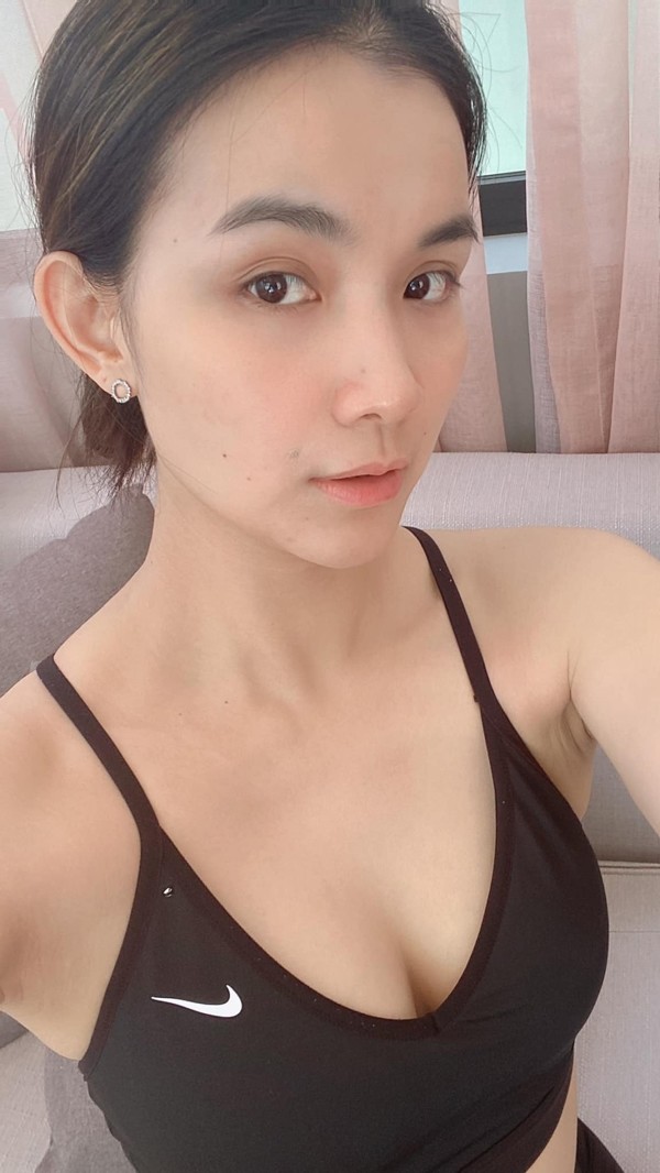 Tuổi 37, cô rất chú trọng việc dưỡng da mỗi ngày, đến spa hàng tuần, duy trì chế độ ăn uống lành mạnh. Hoa hậu Hoàn vũ Việt Nam 2008 tiết lộ mỗi tháng tiêu tốn khoảng 2 - 4 triệu đồng cho thói quen chăm sóc da tại spa.